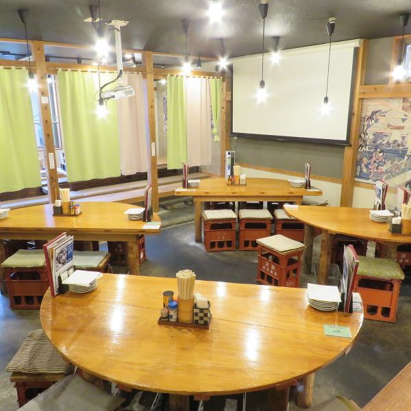 アットホームな雰囲気が漂う当店では、木の温もりを感じる店内でリラックスしたひとときをお過ごしいただけます。心地よい空間に身を委ねると、つい長居しちゃいそう♪特注の土間の半円テーブルは、酒の仕込み樽を使用したこだわりの一品。友人や大切な人との会話が弾む、居心地の良い場所です。ぜひ一度お越しください★