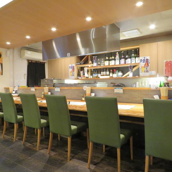 店内のカウンターには、赤穂浪士47士の4.7が大きく隠れています。さらに、御手洗いまでの松の廊下の天井に目を向けると赤穂資料館の絵画に出会える瞬間が待っています。歴史を感じながら、ゆったりとした時間を楽しむことができる特別な場所です。ぜひ、訪れてその魅力を感じてみてください♪ご来店お待ちしております。