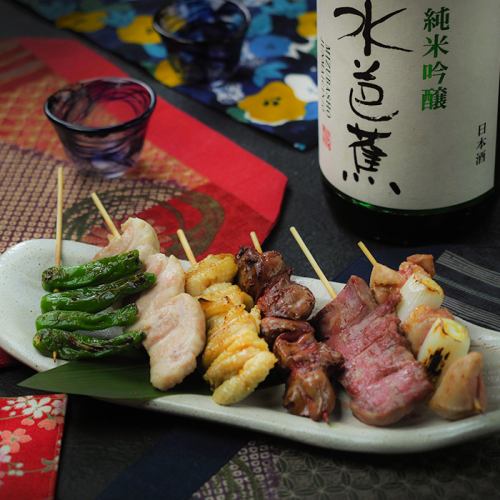 以炭火烤鸡肉串、鱼和日本酒为荣的店家！在宽敞的包间里干杯吧。
