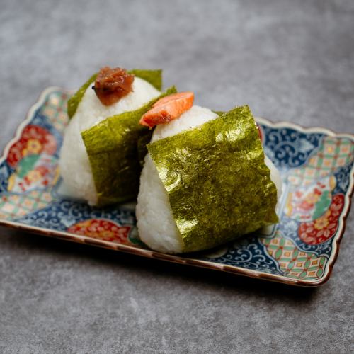Rice ball (plum and salmon)