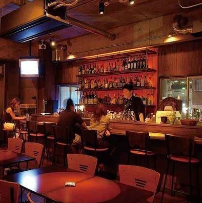 スタッフとの会話が楽しめるカウンター席は大人だけの特等席。おひとり様歓迎。