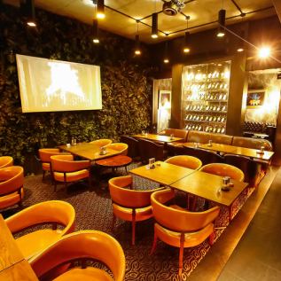 パリのラウンジをイメージしたラグジュアリーな店内では貸切も可能です。詳しくはお気軽にお問い合わせくださいませ。