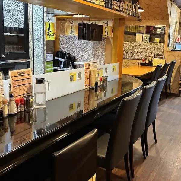 幅広いお酒が並ぶ様子を眺めながら一杯呑めるカウンター席です！お気軽にお一人様も“ちょぴっと”呑みにいらしてください♪