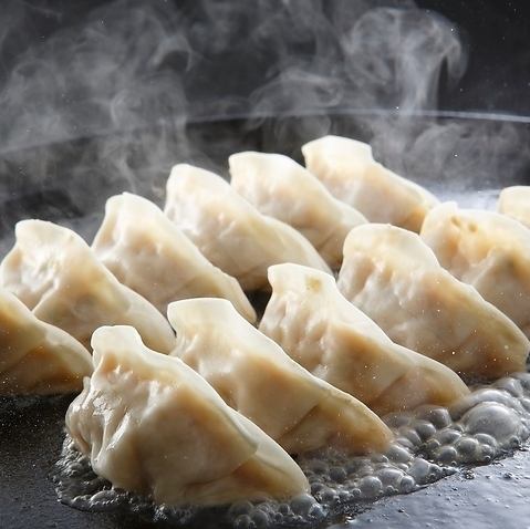 中から溢れる肉汁がジューシー!自家製肉汁餃子!