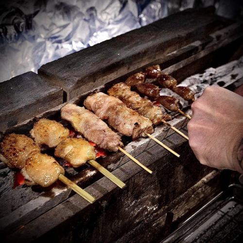 ≪炭火の香りが食欲をそそる！一度食べたらリピート間違いなし！≫自慢の焼き鳥をどうぞ♪280円（税込）～