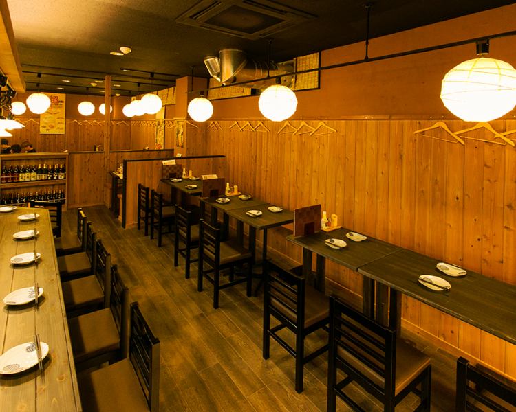 The table seats are perfect for small to medium sized drinks of around 3 to 12 people ♪ There are a total of 18 seats!