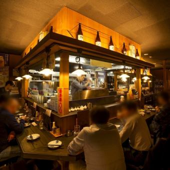 The counter seat is popular with after-work drinkers and couples ♪