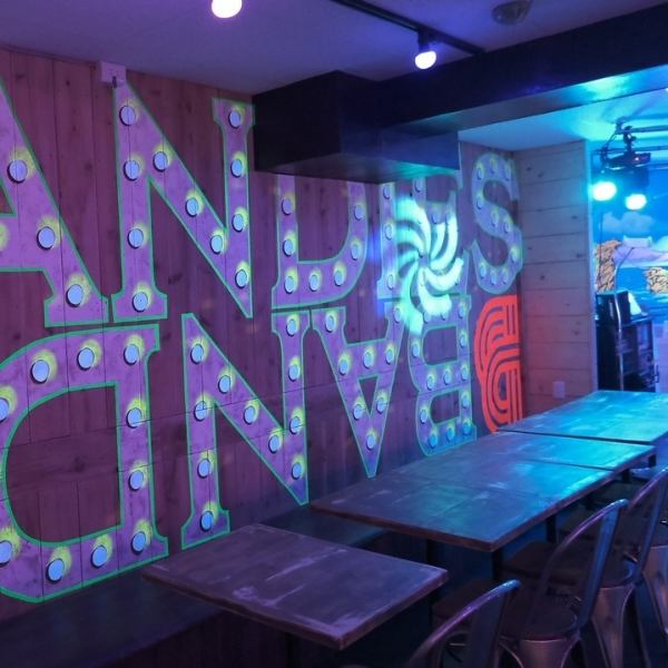 生演奏のカラオケが、1時間2000円(税込)で歌い放題！！朝5時まで営業しているので、仕事帰りや夜遊びの後でも、気軽に立ち寄れて楽しむことができます。生演奏があなたのパフォーマンスを一層引き立ててくれる素敵な夜を過ごしながら、歌の力で心を解放してみませんか？特別な時間を親しい仲間と一緒にぜひご堪能ください！