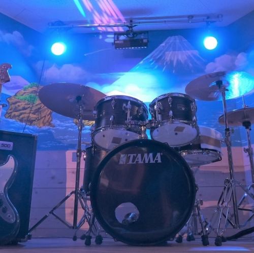 【生演奏をバックに本格カラオケが楽しめるお店】