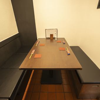 少人数での飲み会や各種宴会にもご利用いただけるテーブル席。