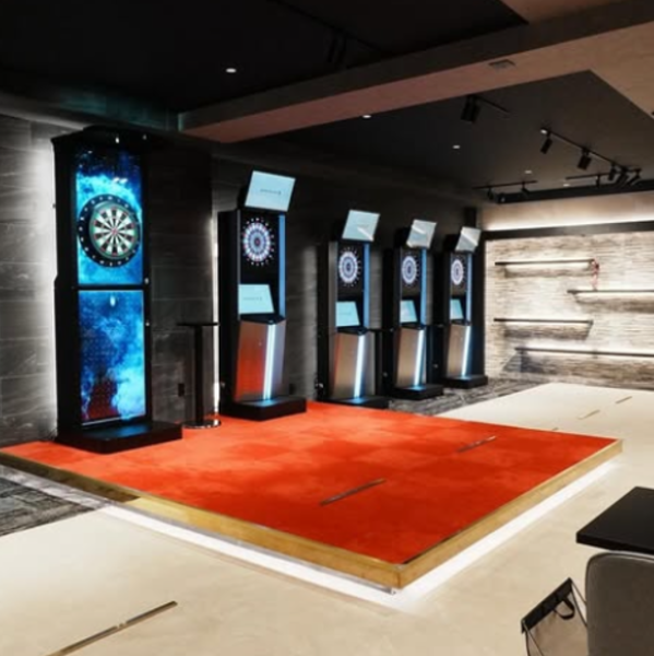当店では、DARTSLIVE３を5台、VSPhoenixを2台ご用意しております◎大会の決勝戦を彷彿とさせる上質なステージも完備し、特別な空間の中で唯一無二の一投をお楽しみいただけます！洗練された環境が、プレイの一瞬一瞬を格別な体験へと昇華させます。
