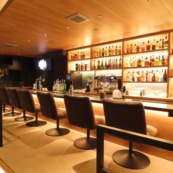 静かに灯る間接照明の下、ゆったりとした距離感で並ぶカウンター席。本格エスプレッソマシンで一杯ずつ丁寧に淹れる音や香りが、五感をほどよく刺激してくれます。ひとりでも気兼ねなく過ごせる、心地よい居場所です。