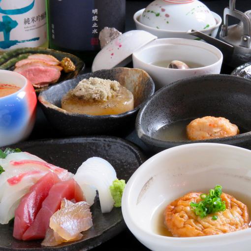 【最受欢迎】每人一道菜。配有新鲜的生鱼片。“高汤套餐～主厨搭配～”8道菜品⇒4,400日元（含税）