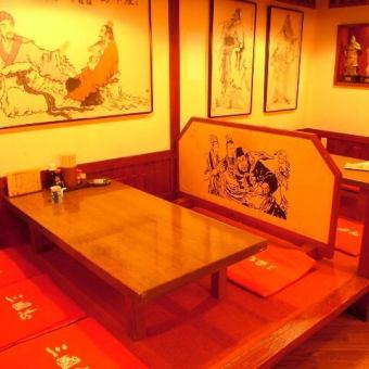 Enjoy a relaxing meal around a spacious wooden table ♪ Digging 6 people x 1 table, tatami room 6 people x 2 tables!