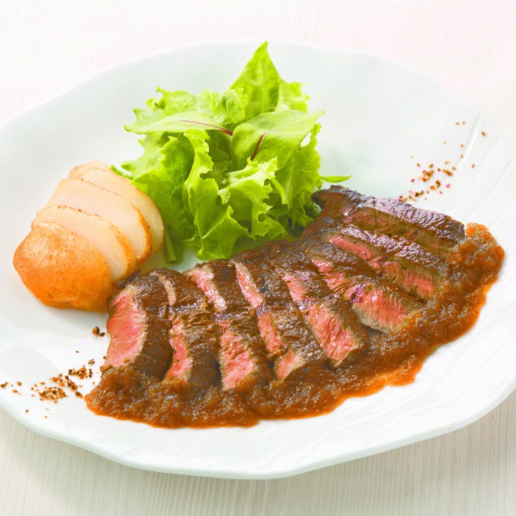 The exquisite meat dishes, such as rare beef top steak and grilled chicken, are very popular.