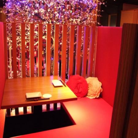 [Digging Gotatsu: Up to 2 people] A sofa couple seat where you can see the plum tree, which is the symbol of Umeko's house.It is a nice seat that wraps the atmosphere of two people.Please enjoy your meal in a seat with plenty of private space.We have a wide variety of special dishes, drinks, courses, etc. so please come and visit us!