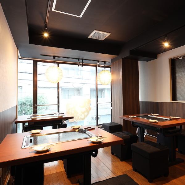 当店のテーブル席は4名様掛けが11卓あり、グループ利用にも最適です！会社仲間との宴会や友人との二次会にいかがですか？ゆったりとした空間で、きっと会話も弾むこと間違いなし！飲み放題プランと組み合わせれば幹事様も安心。歓送迎会や同窓会など、幅広いシーンでぜひご利用ください！