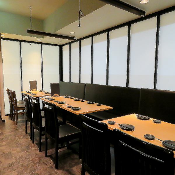 こだわりの店内は個室での案内も可能。ムードあふれる大人の隠れ処を提供いたします。飲み放題付きコースも3599円(税込)から用意。絶品料理をお手頃価格でご案内いたしますので、お気軽にご来店ください。デートや接待でのご利用、団体様での送別会や同窓会、二次会にもおすすめ◎お得なクーポンも多数ございます♪