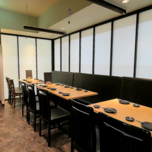 <p>こだわりの店内は個室での案内も可能。ムードあふれる大人の隠れ処を提供いたします。飲み放題付きコースも3599円(税込)から用意。絶品料理をお手頃価格でご案内いたしますので、お気軽にご来店ください。デートや接待でのご利用、団体様での送別会や同窓会、二次会にもおすすめ◎お得なクーポンも多数ございます♪</p>