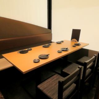 デートや記念日におすすめのプライベート個室。完全個室は2名様~ご利用OK!照明がほんのり照らす雰囲気ある個室空間は、おしゃれで女性にも人気の個室席となっております。デートや友人同士、少人数での女子会、ママ会などに最適な空間です。