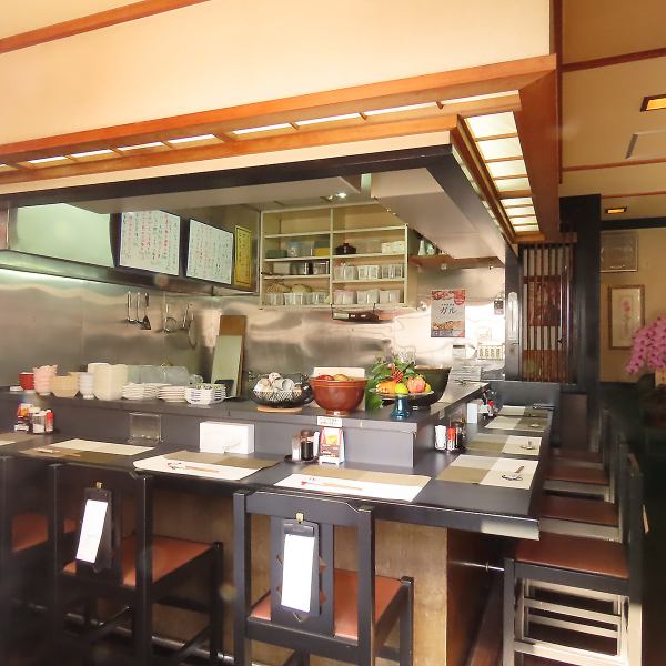 カウンター席は料理が出来上がる様子を目の前でご覧いただける特等席です★お一人様でも気兼ねなく訪れられる空間で、サク飲みや軽いお食事を楽しむことができます♪