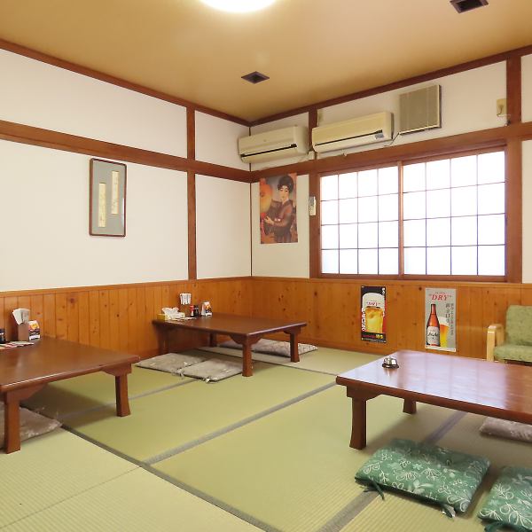 畳が落ち着く和室の座敷では、靴をぬいでゆったりとお過ごしいただけます◎少人数から大人数までご対応しているので、飲み会や宴会など様々なシーンでご利用いただけます！