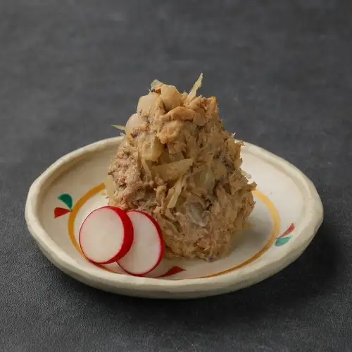 煙燻鯖魚片和醃製紅蔥頭