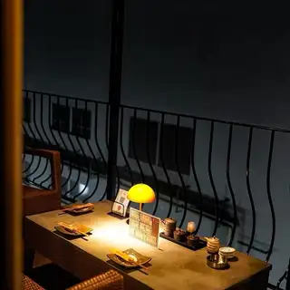 與朋友或伴侶一起享受舒適的空間！非常適合約會和聚會♪ 讓我們一起品嚐美酒和烤雞串，創造美好回憶◎ 從難波站步行僅需3分鐘！期待您的光臨。