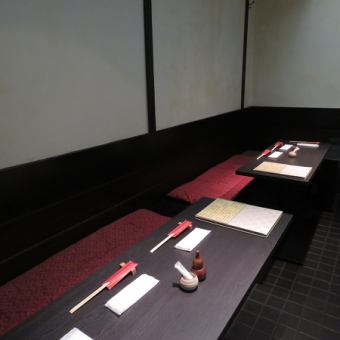 有兩個人的兩張桌子。寧靜的日式古屋內部，讓人忍不住流連忘返，下班後小酌一杯！請享用精緻的鯨魚料理。