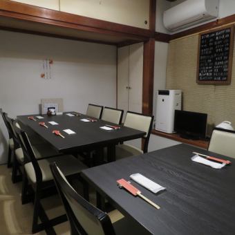 There is one private room that can be reserved for 7 to 10 people.Smoking is allowed.Perfect for those who want to enjoy a leisurely meal in a private space ◎