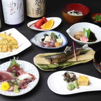 [共9道菜]晚餐◎5500日元（不含税）和牛牛排，生鱼片，慢炖菜，油炸食品，水糖果等。