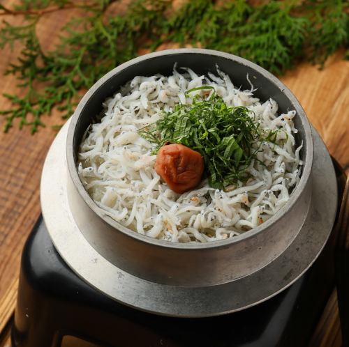 しらすと梅の釜飯