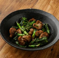 Stir-fried chicken gizzards and water spinach with garlic