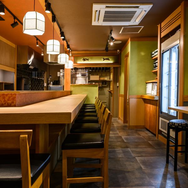 【適合獨自用餐】開放式吧台座位，可觀賞烹飪過程。我們以使用新鮮時令魚烹製的美味佳餚為榮，這些菜餚與日本酒、燒酒和葡萄酒等酒類完美搭配。它非常適合獨自用餐、與朋友聚會、約會和女孩喝酒。也推薦下班後喝一杯！