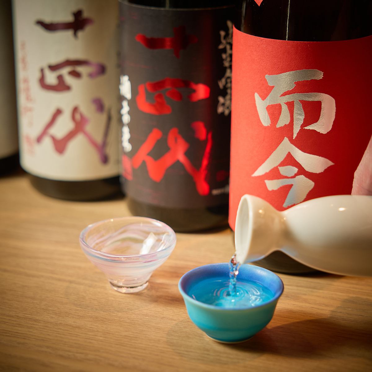 我们提供各种烧酒和日本酒品牌。它们全都与食物完美搭配！