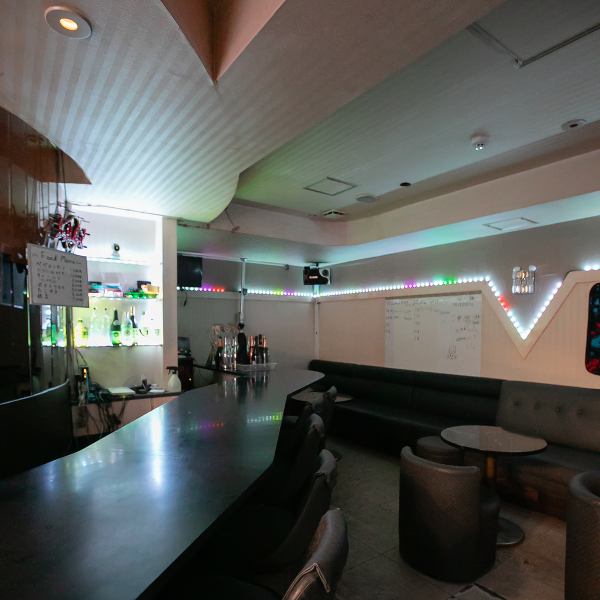 【遊び心満載！大人のエンタメ空間】カラオケ・ゲームが揃った店内は、まさに“遊べるBAR”。ライトアップやディスプレイにもこだわり、非日常を楽しめる空間が広がっています。