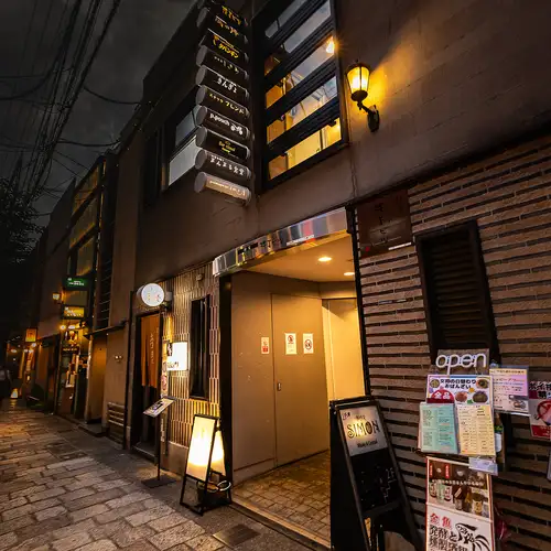 なんばの喧騒を忘れる、大人の隠れ家Bar