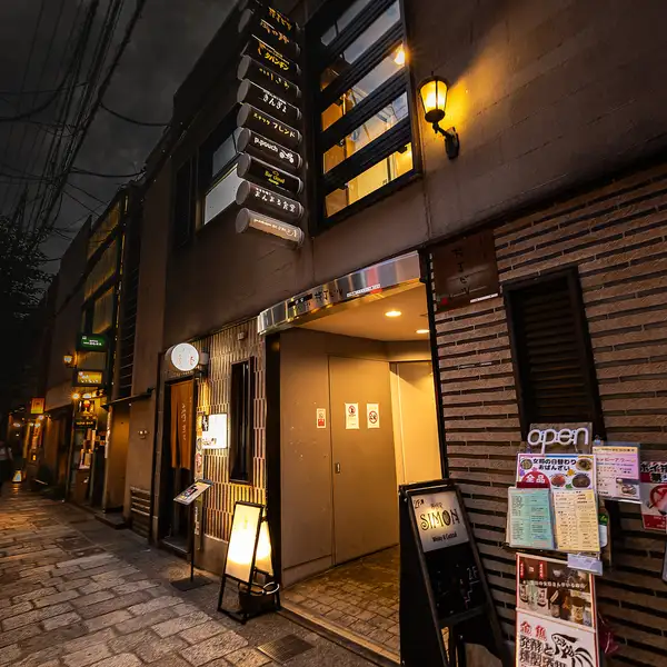 法善寺横丁に佇むバーは、海外のお客様にも人気です。店内は綺麗で、ダーツなどの設備もあり遊び心を感じます。カウンター席のみのこじんまりとした空間は落ち着いた雰囲気で、お酒を楽しむのに最適な空間。貸切や営業時間の調整など柔軟な対応も魅力で、ゆったりと寛げます。ぜひご利用ください。