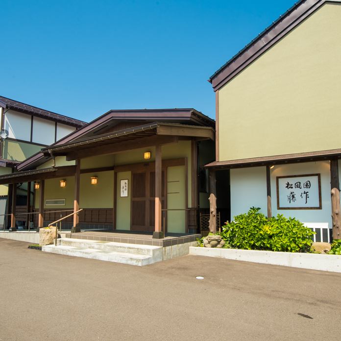 創業100年以上の老舗の日本料理店。料理を引き立てる歴史ある器でもてなしてくれる。