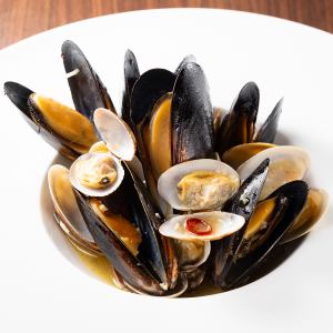 ムール貝とあさりの白ワイン蒸し