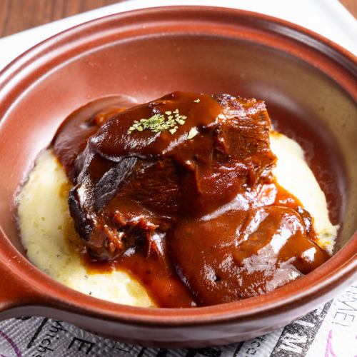 牛ホホ肉の赤ワイン煮込み