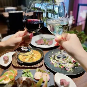 【告别/欢迎派对 & 女孩之夜】标准套餐（仅限食物），包括开胃菜、排骨、蒜蓉辣椒、披萨等。