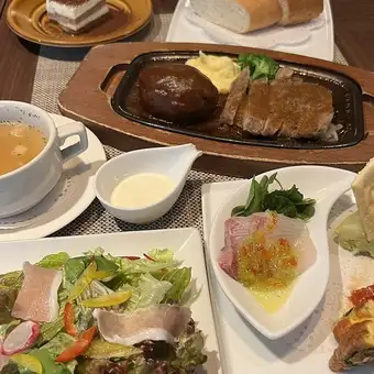 【午餐】仅限午餐时段供应的套餐，包含牛排和汉堡包，以及无限畅饮。