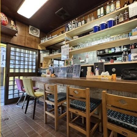 店内は明るく賑やかな雰囲気に満ちており、訪れるお客様を温かく迎え入れます。心地よい空間で、こだわりの味を心ゆくまで楽しむことができるため、会話も自然と弾みます。この心地よい空気感が、また足を運びたくなるような気分にさせます。ぜひ、お立ち寄りいただきリラックスした時間をお過ごしください。