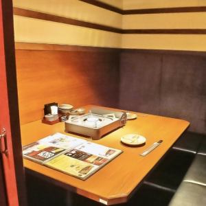 2名様個室（最大3名様）◇デートでのご利用に♪ソファー席ですので、隣同士ゆったり寛いでお座りいただけます。カップルにおすすめしたいのが熊本名物『馬刺し』。栄養満載で低カロリー！美肌になると今女性に大人気なんです！日本酒との相性もばっちり◎ぜひお召し上がりくださいませ。