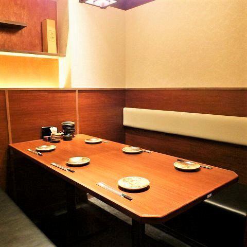 【完全個室は最大10名様までOK】ゆったりとお食事をしていただける個室席ご用意しております。昼飲みのご予約も承り中！もちろん3時間のたっぷり飲み放題付です。ランチ女子会、ママ会など夜集まるのが難しい会に、北千住の個室居酒屋をどうぞご利用ください！ご予約お待ちしております。
