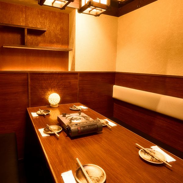 【完全個室は最大10名様までOK】ゆったりとお食事をしていただける個室席ご用意しております。昼飲みのご予約も承り中！もちろん3時間のたっぷり飲み放題付です。ランチ女子会、ママ会など夜集まるのが難しい会に、北千住の個室居酒屋をどうぞご利用ください！ご予約お待ちしております。