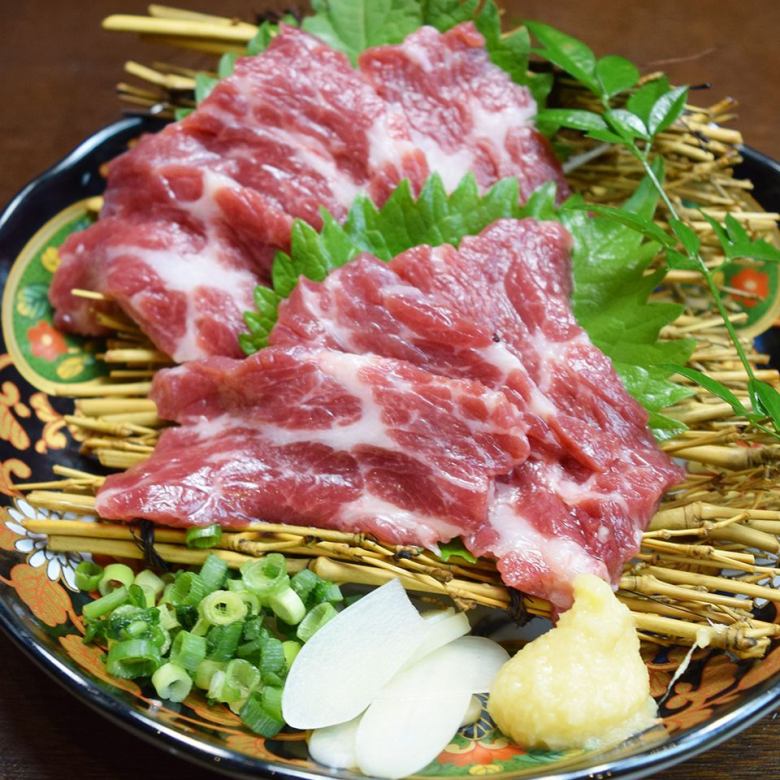 特色菜!熊本直送的马肉刺身。