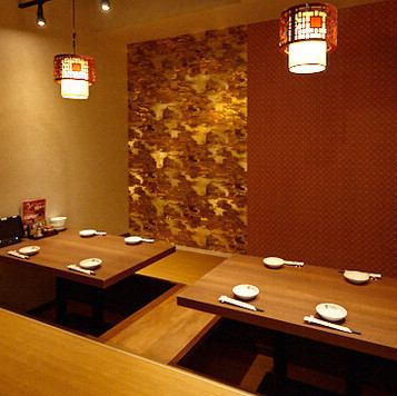 [Tatami seats with sunken kotatsu where you can relax at your feet] Wallpaper from China is used to create a sense of luxury. Available for up to 7 people.