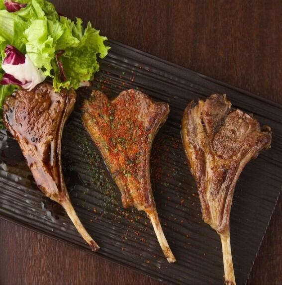 バルサミコとプレーンのソースを選べるラムチョップ